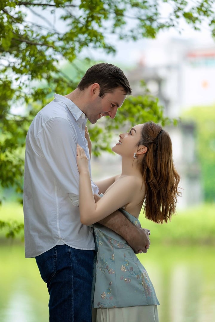 Diễn viên Lan Phương tình tứ dạo phố bên chồng Tây - Ảnh 5.