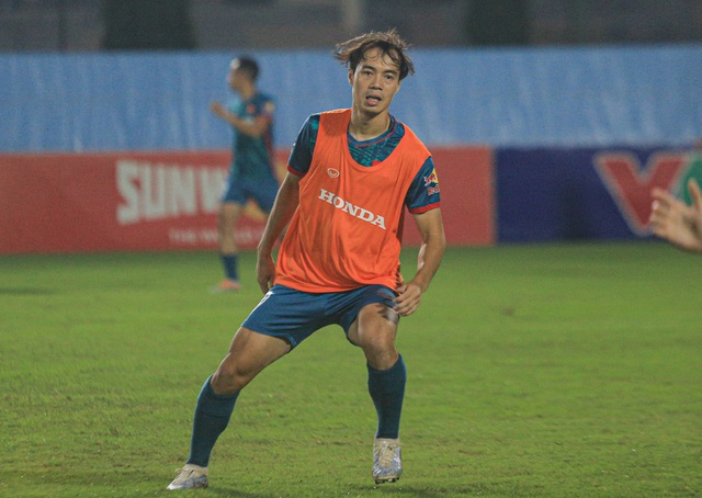 Văn To&agrave;n th&egrave;m n&oacute;i tiếng Việt, tập buổi đầu ti&ecirc;n với đội tuyển Việt Nam - Ảnh 4.