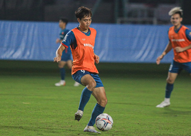 Văn To&agrave;n th&egrave;m n&oacute;i tiếng Việt, tập buổi đầu ti&ecirc;n với đội tuyển Việt Nam - Ảnh 3.