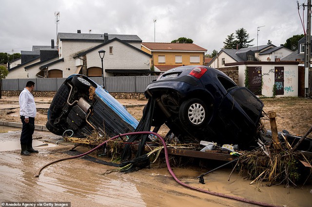 Chùm ảnh: Ô tô, tàu điện chìm trong biển nước, 1000 người cầu cứu giữa đêm sau trận mưa lũ kinh hoàng tại Madrid - Ảnh 12.
