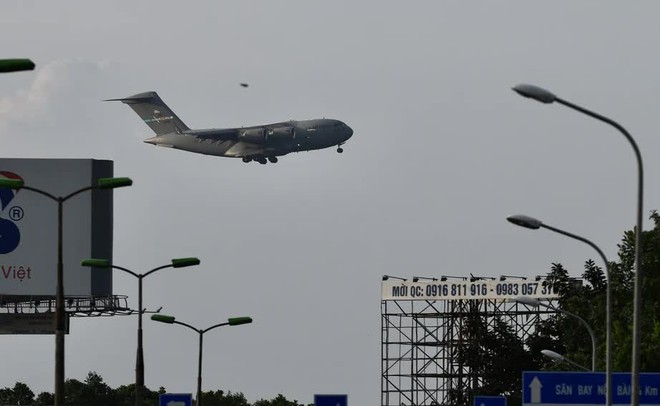 C-17 chở trực thăng Marine One phục vụ Tổng thống Mỹ hạ cánh xuống Nội Bài - Ảnh 2.