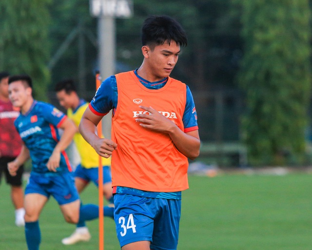 Công Phượng vui vẻ khi gặp lại các đồng đội trong buổi tập đầu tiên với đội tuyển Việt Nam - Ảnh 8. Công Phượng vui vẻ khi gặp lại các đồng đội trong buổi tập đầu tiên với đội tuyển Việt Nam - Ảnh 8.