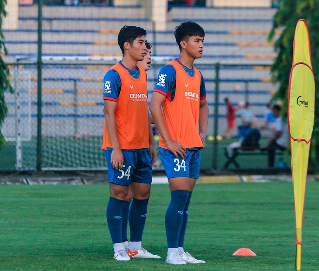 Công Phượng vui vẻ khi gặp lại các đồng đội trong buổi tập đầu tiên với đội tuyển Việt Nam - Ảnh 7. Công Phượng vui vẻ khi gặp lại các đồng đội trong buổi tập đầu tiên với đội tuyển Việt Nam - Ảnh 7.