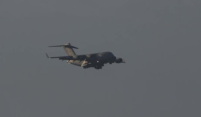 C-17 chở trực thăng Marine One phục vụ Tổng thống Mỹ hạ cánh xuống Nội Bài - Ảnh 1.