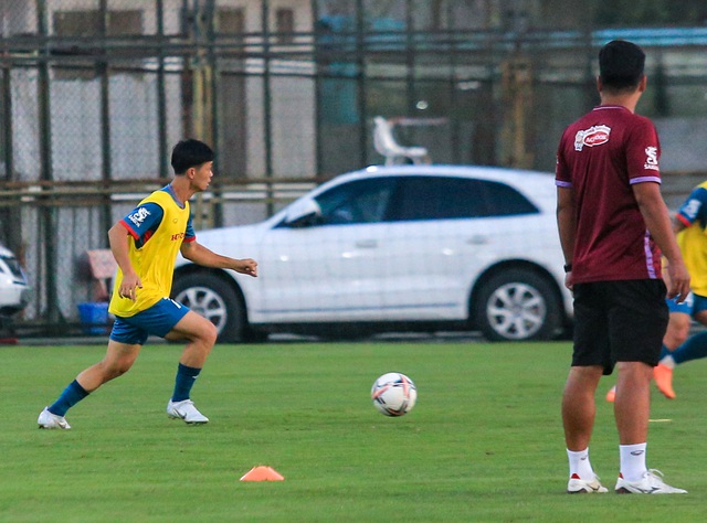 Công Phượng vui vẻ khi gặp lại các đồng đội trong buổi tập đầu tiên với đội tuyển Việt Nam - Ảnh 6. Công Phượng vui vẻ khi gặp lại các đồng đội trong buổi tập đầu tiên với đội tuyển Việt Nam - Ảnh 6.