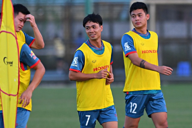 Công Phượng vui vẻ khi gặp lại các đồng đội trong buổi tập đầu tiên với đội tuyển Việt Nam - Ảnh 2. Công Phượng vui vẻ khi gặp lại các đồng đội trong buổi tập đầu tiên với đội tuyển Việt Nam - Ảnh 2.