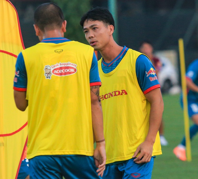 Công Phượng vui vẻ khi gặp lại các đồng đội trong buổi tập đầu tiên với đội tuyển Việt Nam - Ảnh 1. Công Phượng vui vẻ khi gặp lại các đồng đội trong buổi tập đầu tiên với đội tuyển Việt Nam - Ảnh 1.