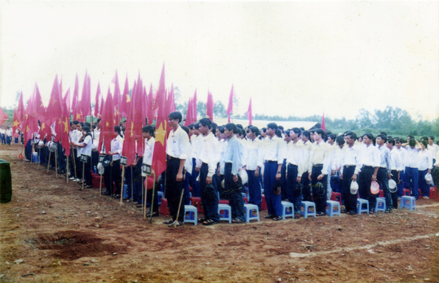 Những hình ảnh lễ khai giảng ngày xửa ngày xưa: Một tấm phông vải cắt hồ dán, áo trắng quần xanh giản dị - Ảnh 13.