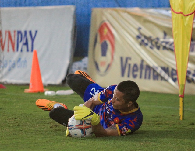 Công Phượng vui vẻ khi gặp lại các đồng đội trong buổi tập đầu tiên với đội tuyển Việt Nam - Ảnh 16. Công Phượng vui vẻ khi gặp lại các đồng đội trong buổi tập đầu tiên với đội tuyển Việt Nam - Ảnh 16.