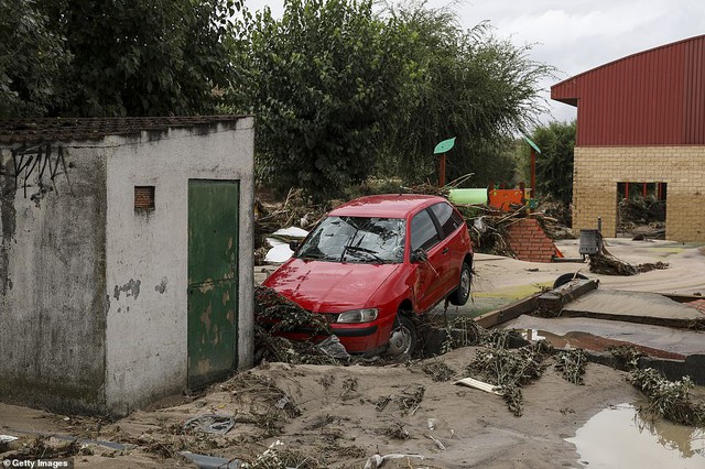 Chùm ảnh: Ô tô, tàu điện chìm trong biển nước, 1000 người cầu cứu giữa đêm sau trận mưa lũ kinh hoàng tại Madrid - Ảnh 10.