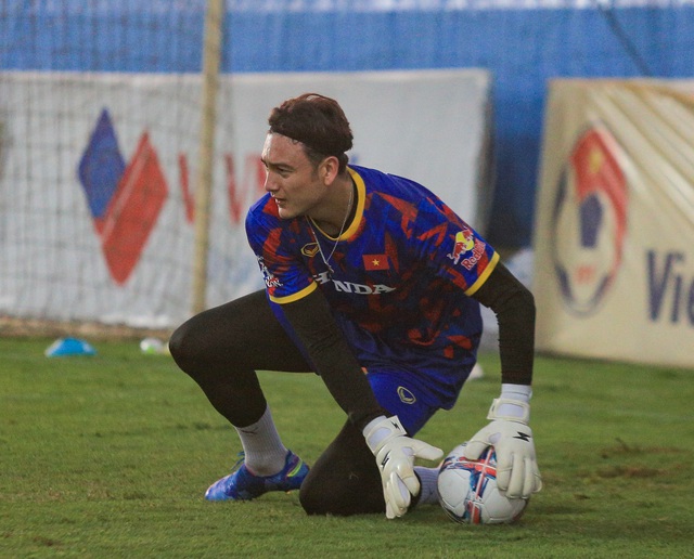 Công Phượng vui vẻ khi gặp lại các đồng đội trong buổi tập đầu tiên với đội tuyển Việt Nam - Ảnh 15. Công Phượng vui vẻ khi gặp lại các đồng đội trong buổi tập đầu tiên với đội tuyển Việt Nam - Ảnh 15.