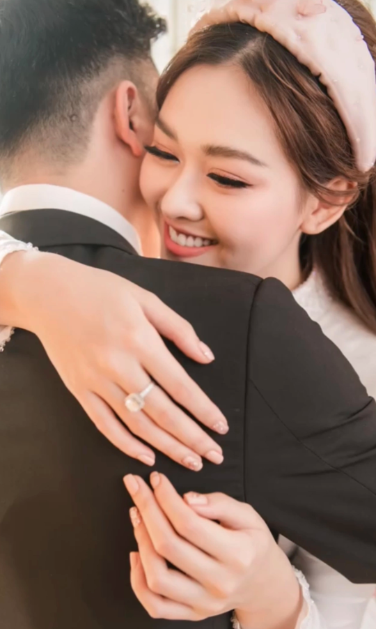 &Aacute; hậu Vbiz kết h&ocirc;n năm 20 tuổi hiếm hoi khoe ảnh b&ecirc;n chồng đại gia, cả 2 giữ 1 nguy&ecirc;n tắc - Ảnh 4.