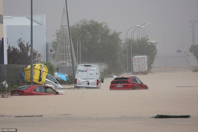 Chùm ảnh: Ô tô, tàu điện chìm trong biển nước, 1000 người cầu cứu giữa đêm sau trận mưa lũ kinh hoàng tại Madrid - Ảnh 9.