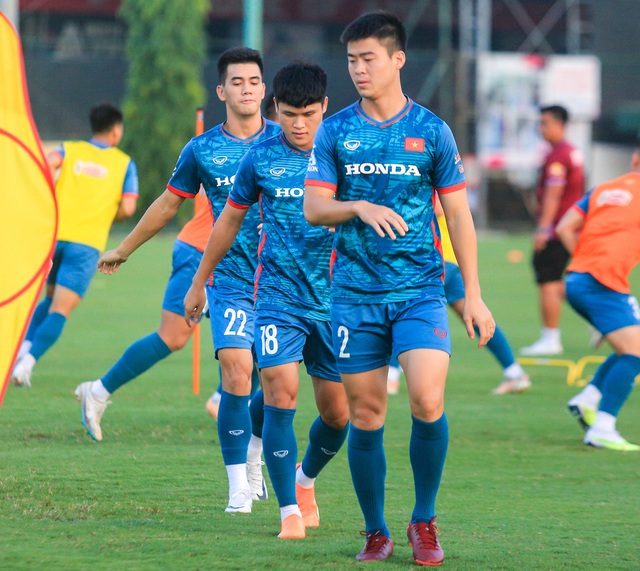 Công Phượng vui vẻ khi gặp lại các đồng đội trong buổi tập đầu tiên với đội tuyển Việt Nam - Ảnh 11. Công Phượng vui vẻ khi gặp lại các đồng đội trong buổi tập đầu tiên với đội tuyển Việt Nam - Ảnh 11.