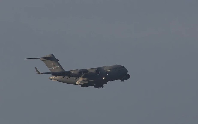 C-17 chở trực thăng Marine One phục vụ Tổng thống Mỹ hạ cánh xuống Nội Bài - Ảnh 3.