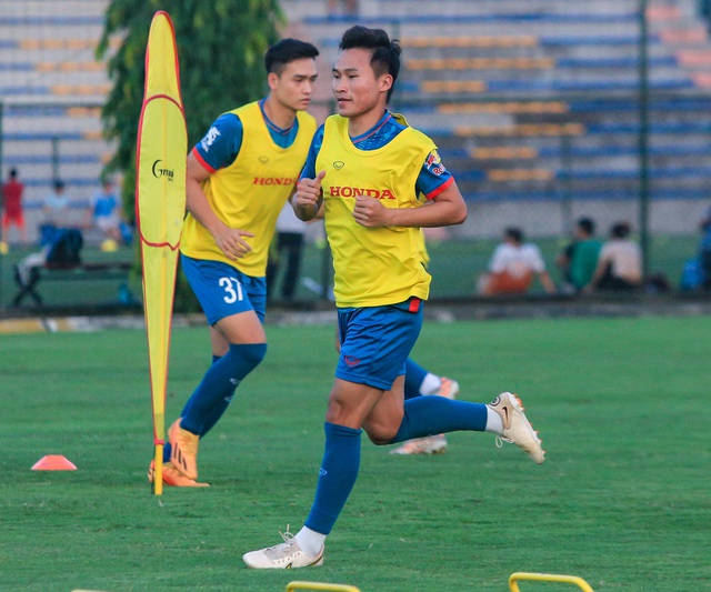 Công Phượng vui vẻ khi gặp lại các đồng đội trong buổi tập đầu tiên với đội tuyển Việt Nam - Ảnh 10. Công Phượng vui vẻ khi gặp lại các đồng đội trong buổi tập đầu tiên với đội tuyển Việt Nam - Ảnh 10.