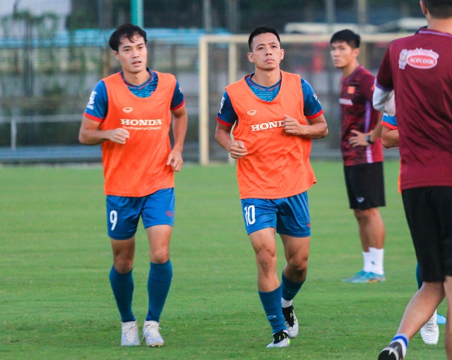 Công Phượng vui vẻ khi gặp lại các đồng đội trong buổi tập đầu tiên với đội tuyển Việt Nam - Ảnh 9. Công Phượng vui vẻ khi gặp lại các đồng đội trong buổi tập đầu tiên với đội tuyển Việt Nam - Ảnh 9.