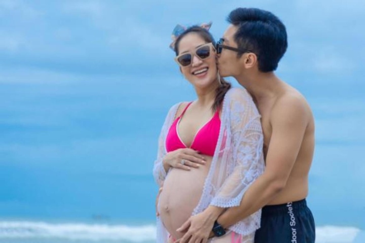 Khánh Thi tự tin khoe bụng bầu với bikini ở tháng cuối thai kì - Ảnh 2.