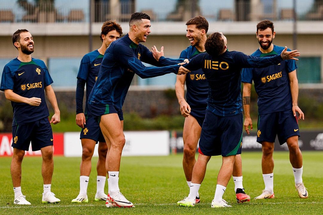 Bạn gái Cristiano Ronaldo hở bạo trên thảm đỏ - Ảnh 10.