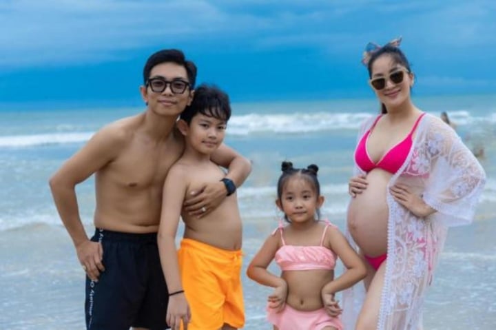 Khánh Thi tự tin khoe bụng bầu với bikini ở tháng cuối thai kì - Ảnh 1.
