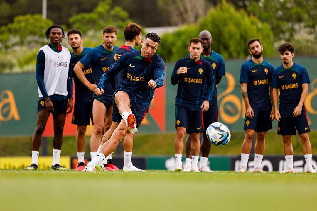 Bạn gái Cristiano Ronaldo hở bạo trên thảm đỏ - Ảnh 9.