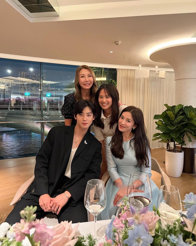 Mỹ nam đẹp nhất Hàn Quốc công khai ảnh tình cảm bên Song Hye Kyo, ai cũng muốn chèo thuyền - Ảnh 1.