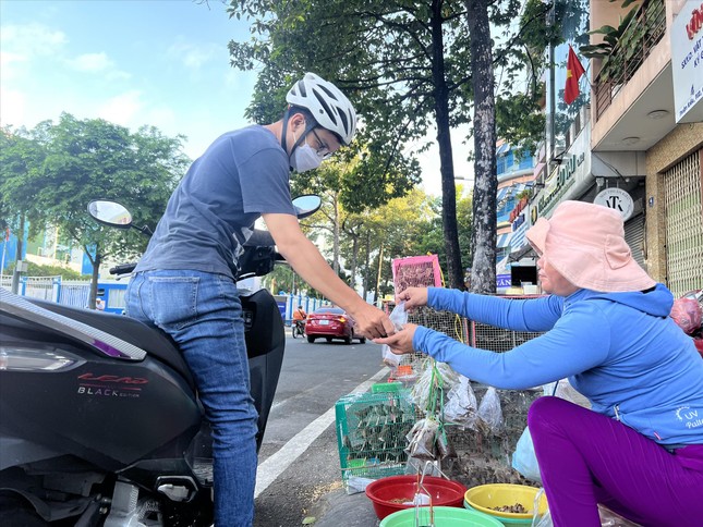 Những phiên chợ độc lạ: Chợ… đàn ông - Ảnh 2.