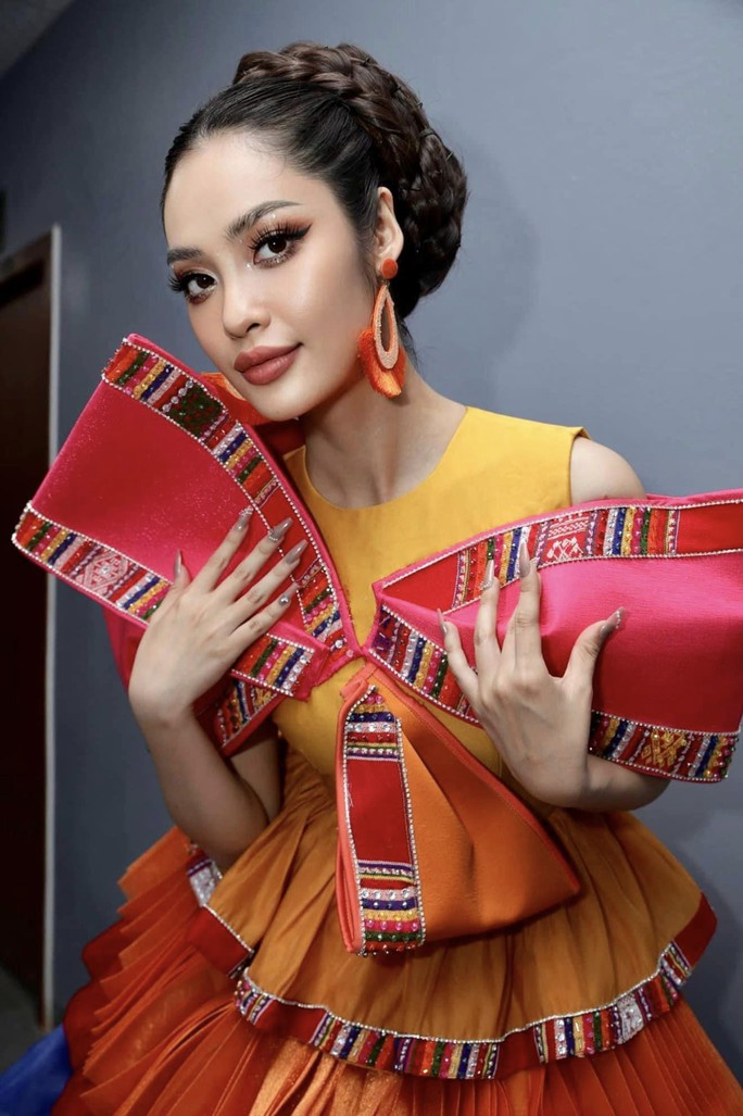 Một nàng hậu khiến dân tình hoang mang khi “cạo trọc đầu” - Ảnh 2.