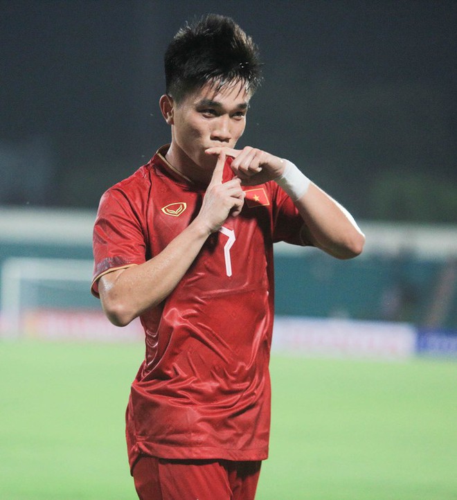  Tuyển thủ U23 Việt Nam ghi bàn thắng gửi tặng bạn gái  - Ảnh 4.