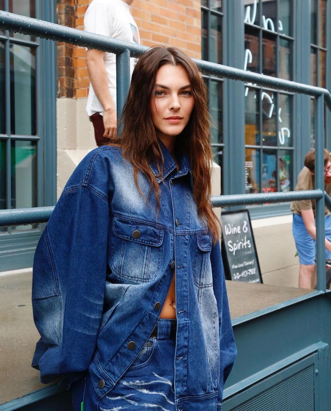 Người mẫu 25 tuổi ôm hôn Leonardo DiCaprio trong hộp đêm là ai? - Ảnh 6.