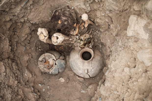 Khai quật mộ cổ, chuyên gia phát hiện xác ướp tóc dài 1.000 năm tuổi trong tư thế lạ - Ảnh 2.