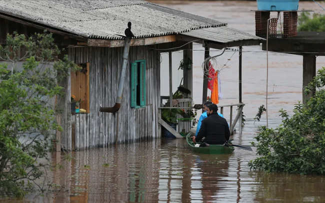  Mưa bão ở Brazil: Số người tử vong tăng lên 31, hàng nghìn người mất nhà cửa  - Ảnh 1.