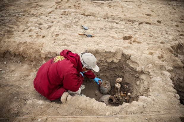 Khai quật mộ cổ, chuyên gia phát hiện xác ướp tóc dài 1.000 năm tuổi trong tư thế lạ - Ảnh 1.