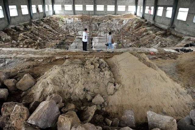 Khai thác đá trên núi, công nhân đào trúng “hang động” lạ: Hiện trường bị phong tỏa, chuyên gia tìm thấy kho báu trị giá 171,2 tỷ NDT - Ảnh 3.