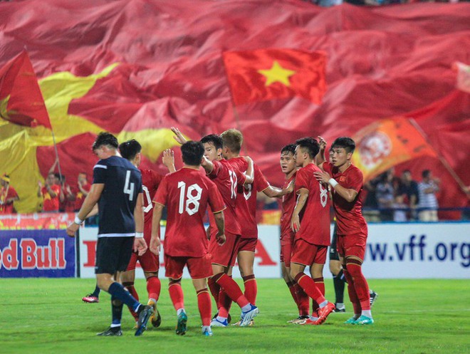  Tuyển thủ U23 Việt Nam ghi bàn thắng gửi tặng bạn gái  - Ảnh 10.
