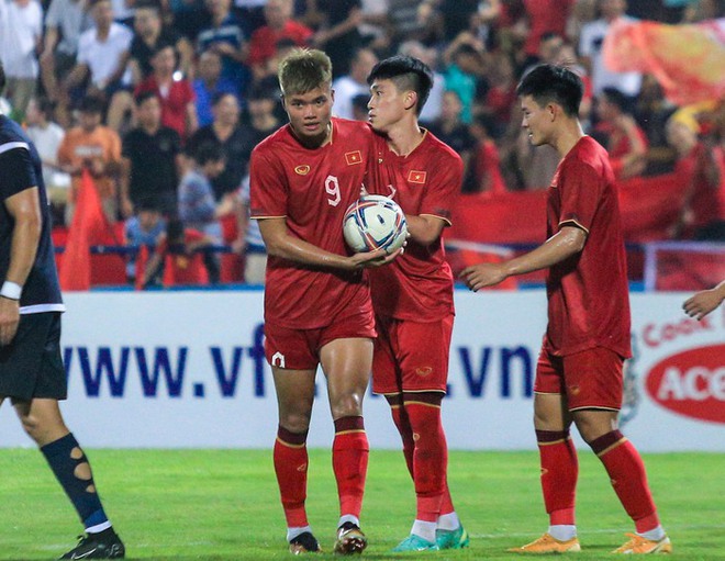  Tuyển thủ U23 Việt Nam ghi bàn thắng gửi tặng bạn gái  - Ảnh 8.
