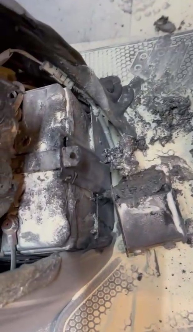 Khoảnh khắc xe máy điện bốc cháy khi đang sạc pin, suýt gây hỏa hoạn nghiêm trọng - Ảnh 4.