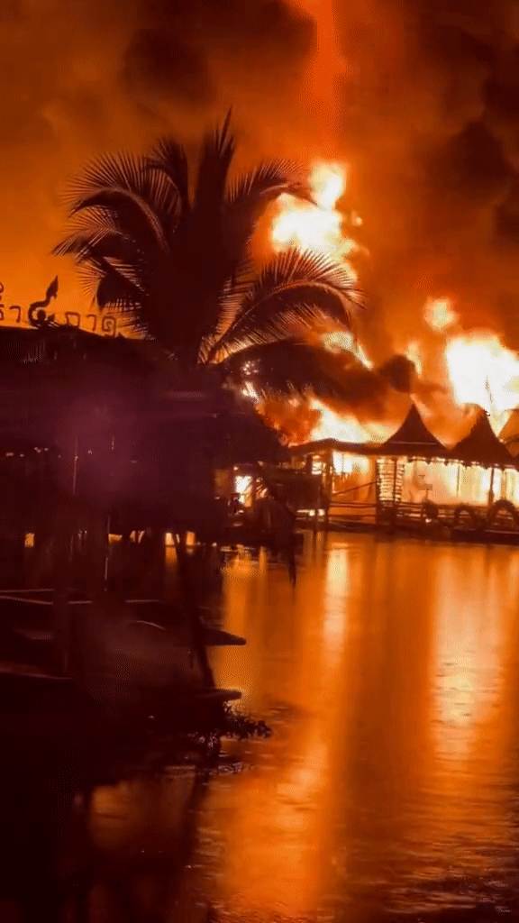 Chùm ảnh chợ nổi Pattaya - địa điểm du lịch nổi tiếng Thái Lan trước khi gặp hỏa hoạn kinh hoàng - Ảnh 1.