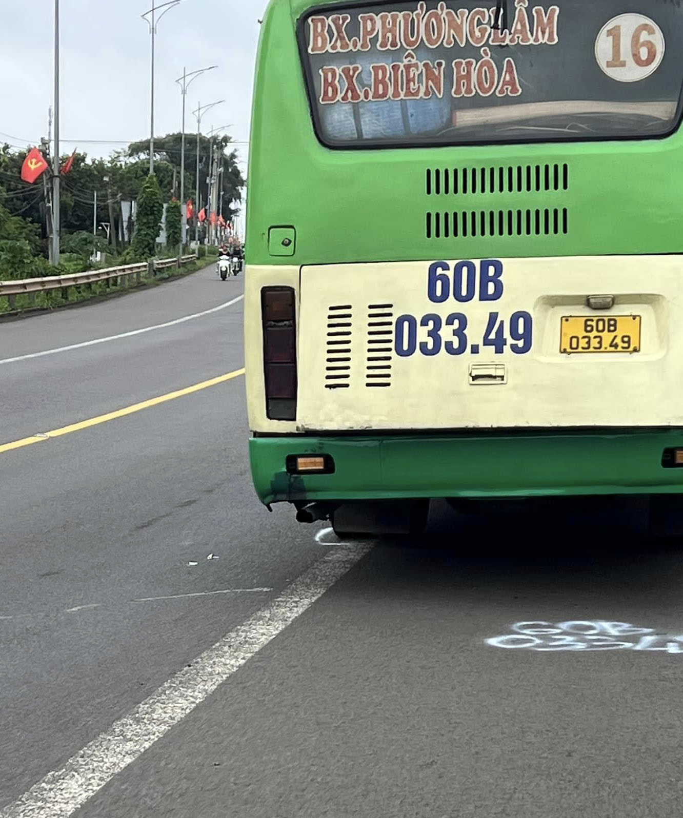 Đằng sau những bức ảnh TNGT: Bị xe bus vuốt má - KIA Cerato đâm vào lan can, vỡ nát toàn bộ đầu xe - Ảnh 5.