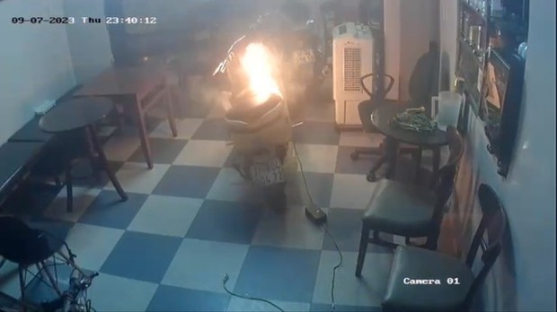 Khoảnh khắc xe máy điện bốc cháy khi đang sạc pin, suýt gây hỏa hoạn nghiêm trọng - Ảnh 2.