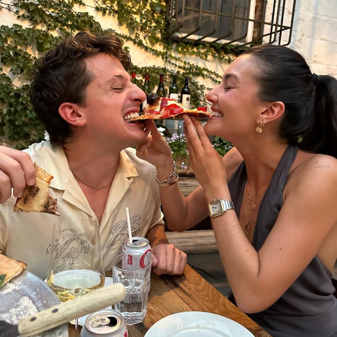 Trở về từ Việt Nam, Charlie Puth cầu hôn bạn gái thanh mai trúc mã bằng nhẫn kim cương cực khủng - Ảnh 2.