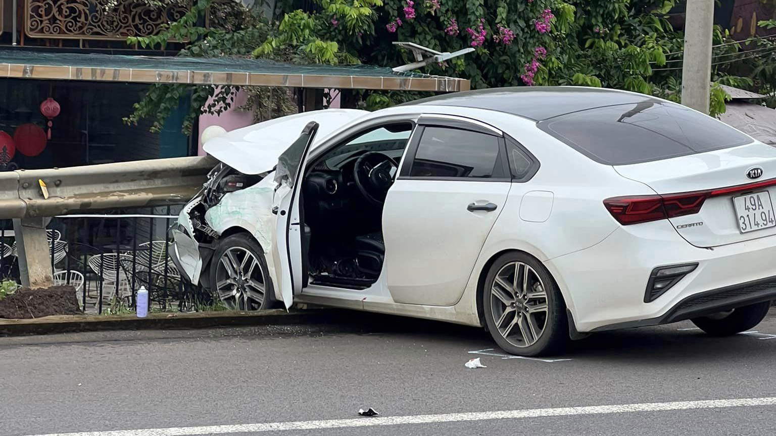 Đằng sau những bức ảnh TNGT: Bị xe bus vuốt má - KIA Cerato đâm vào lan can, vỡ nát toàn bộ đầu xe - Ảnh 2.