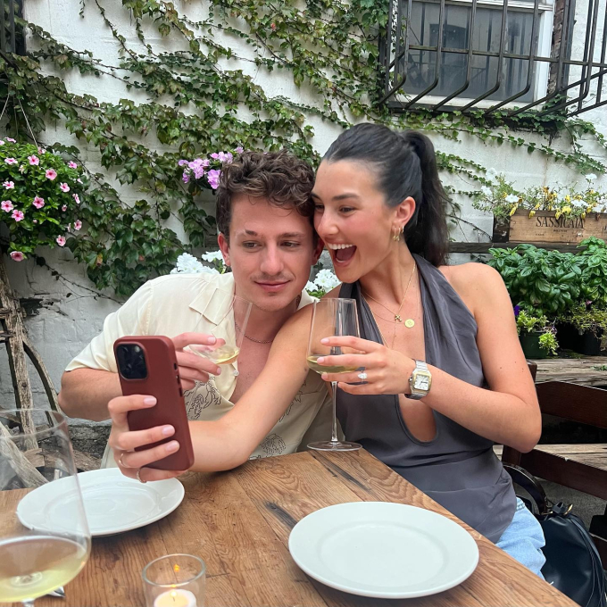Trở về từ Việt Nam, Charlie Puth cầu hôn bạn gái thanh mai trúc mã bằng nhẫn kim cương cực khủng - Ảnh 1.