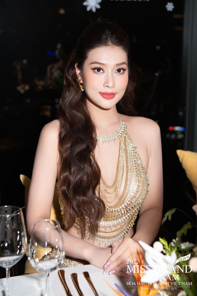 Hoa hậu Thiên Ân vướng nghi vấn dao kéo, netizen chỉ rõ chỉnh sửa 2 bộ phận trên gương mặt? - Ảnh 2.