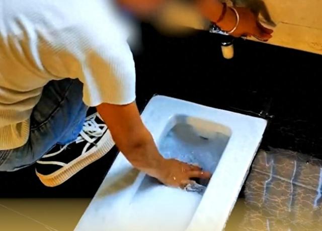 Cô giáo mầm non có hành vi gây tranh cãi khi dọn vệ sinh