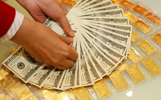 Giá vàng cao chót vót, USD bật tăng