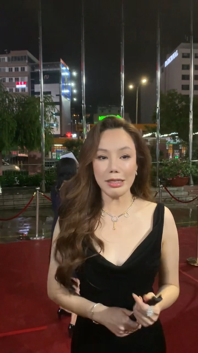 Hồ Quỳnh Hương tự tin khoe nhan sắc sau nhiều lần bị &ldquo;d&igrave;m h&agrave;ng&rdquo; trước ống k&iacute;nh &ldquo;team qua đường&rdquo; - Ảnh 3.