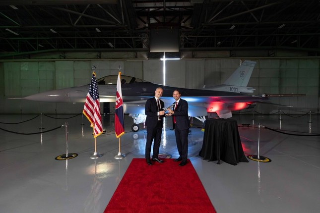 Mỹ xuất xưởng tiêm kích F-16 đầu tiên cho Slovakia - Ảnh 1.