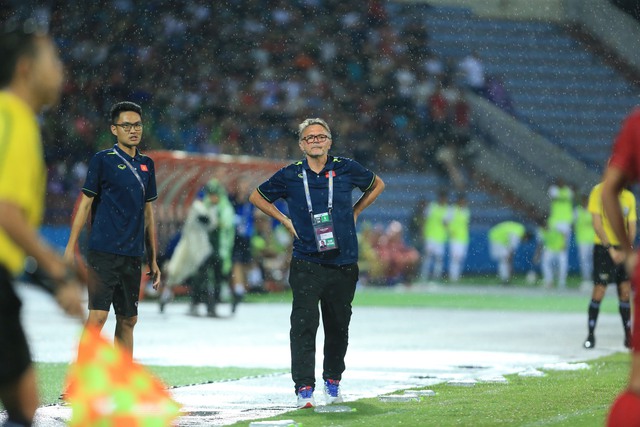 Vượt qua vòng loại châu Á, HLV Troussier hào hứng: “Tôi muốn cùng U23 Việt Nam giành vé dự Olympic” - Ảnh 3. Vượt qua vòng loại châu Á, HLV Troussier hào hứng: “Tôi muốn cùng U23 Việt Nam giành vé dự Olympic” - Ảnh 3.