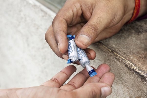 Ai cũng từng khó chịu khi mua hàng bị trả tiền thừa bằng kẹo: Hóa ra có cách giải quyết dễ đến không ngờ - Ảnh 1. Ai cũng từng khó chịu khi mua hàng bị trả tiền thừa bằng kẹo: Hóa ra có cách giải quyết dễ đến không ngờ - Ảnh 1.